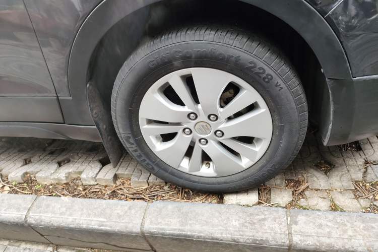 Used Suzuki S-Cross 2014 1.6L CVT Two-Wheel Drive Entry Model Right Front Wheel Hub