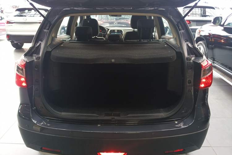 Used Suzuki S-Cross 2014 1.6L CVT Two-Wheel Drive Entry Model Trunk