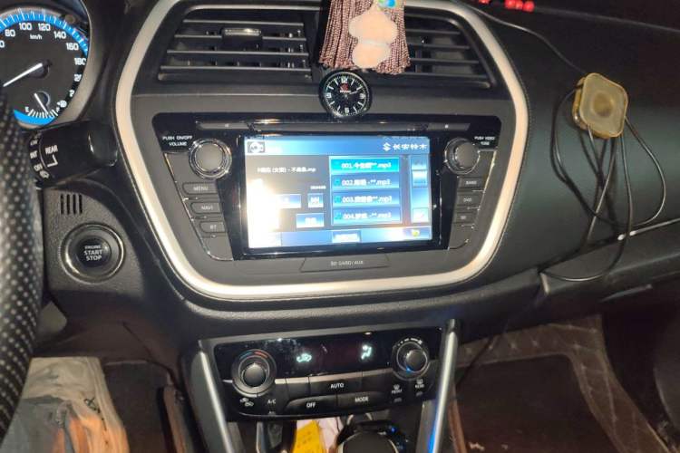 Used Suzuki S-Cross 2014 1.6L CVT Two-Wheel Drive Elite Version Audio And AC Panel