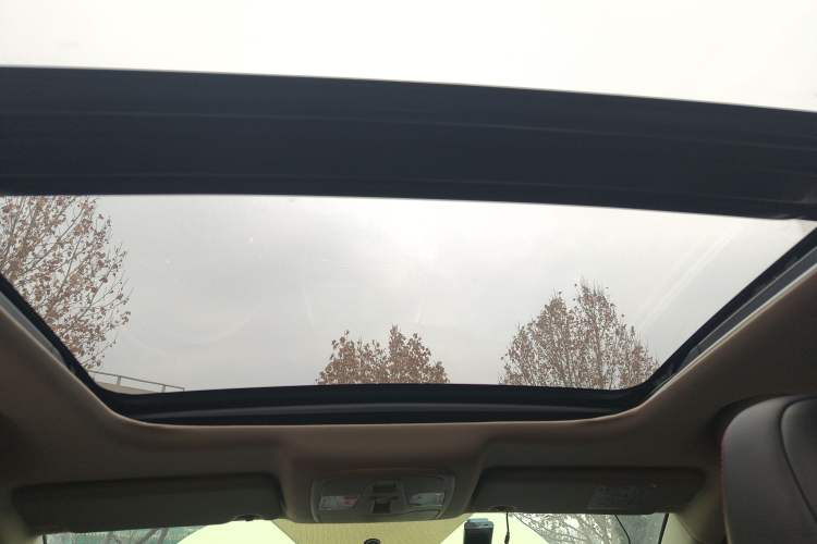 Used Suzuki S-Cross 2014 1.6L CVT Four-Wheel Drive Luxury Version Headliner