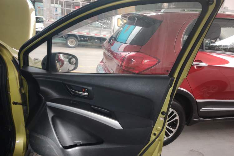 Used Suzuki S-Cross 2014 1.6L CVT Two-Wheel Drive Entry Model Interior 2