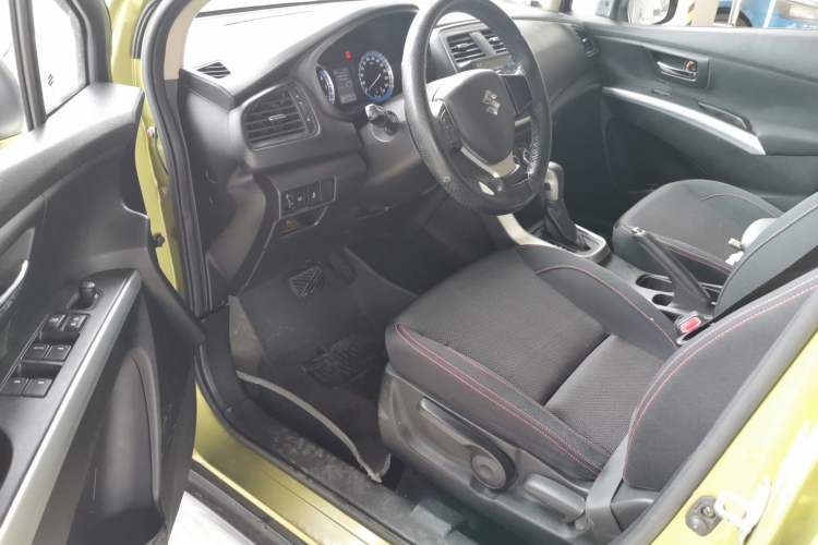 Used Suzuki S-Cross 2014 1.6L CVT Two-Wheel Drive Entry Model Interior 3