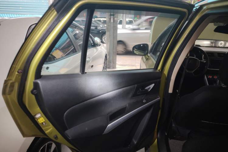 Used Suzuki S-Cross 2014 1.6L CVT Two-Wheel Drive Entry Model Interior 5