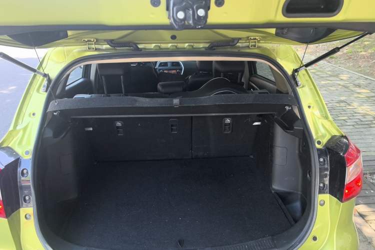 Used Suzuki S-Cross 2014 1.6L CVT Two-Wheel Drive Elite Version Trunk