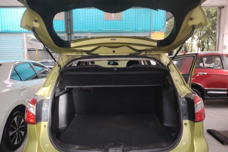 Used Suzuki S-Cross 2014 1.6L CVT Two-Wheel Drive Entry Model Trunk