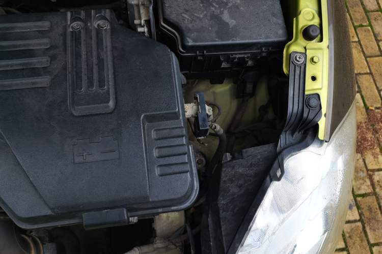 Used Suzuki S-Cross 2014 1.6L CVT Two-Wheel Drive Entry Model Engine Bay Left
