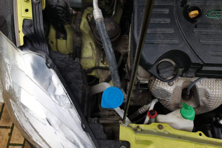 Used Suzuki S-Cross 2014 1.6L CVT Two-Wheel Drive Entry Model Engine Bay Right