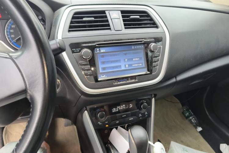Used Suzuki S-Cross 2014 1.6L CVT Two-Wheel Drive Elite Version Audio And AC Panel