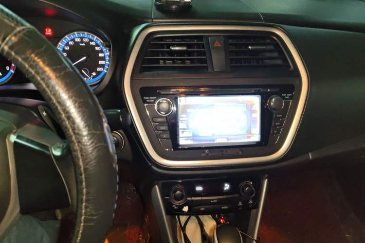 Used Suzuki S-Cross 2014 1.6L CVT Two-Wheel Drive Elite Version Audio And AC Panel