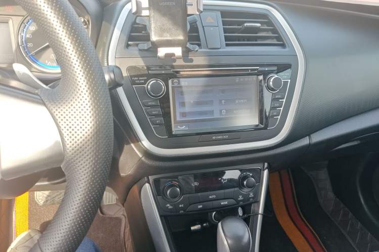 Used Suzuki S-Cross 2014 1.6L CVT Two-Wheel Drive Elite Version Audio And AC Panel