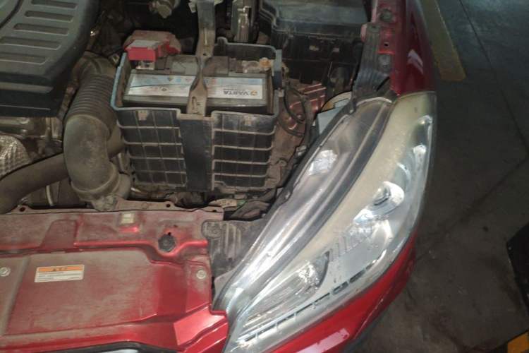 Used Suzuki S-Cross 2014 1.6L CVT Two-Wheel Drive Elite Version Engine Bay Left
