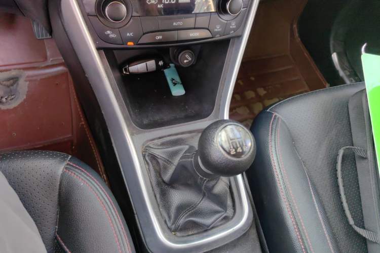 Used Suzuki S-Cross 2014 1.6L Manual Two-Wheel Drive Elite Model Gear Lever