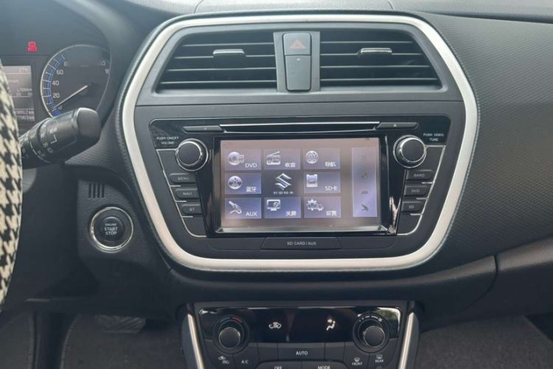 Used Suzuki S-Cross 2014 1.6L CVT Two-Wheel Drive Elite Version Interior 3
