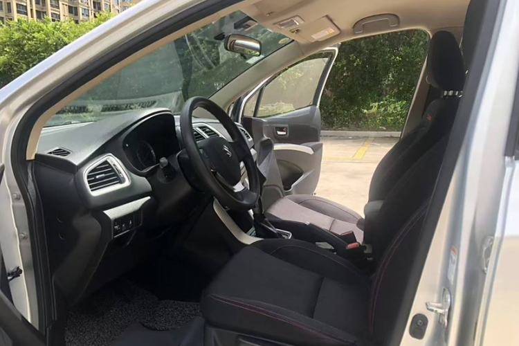 Used Suzuki S-Cross 2014 1.6L CVT Two-Wheel Drive Entry Model Interior 2