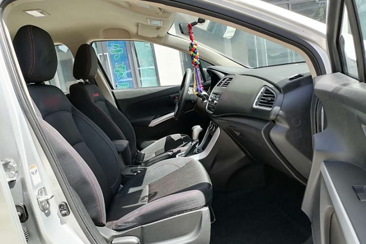 Used Suzuki S-Cross 2014 1.6L CVT Two-Wheel Drive Entry Model Interior 3