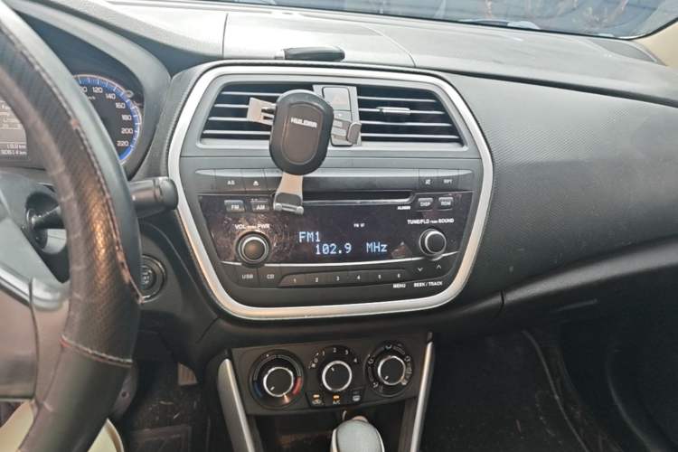Used Suzuki S-Cross 2014 1.6L CVT Two-Wheel Drive Entry Model Audio And AC Panel
