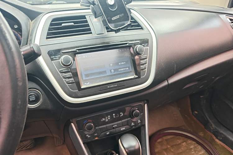 Used Suzuki S-Cross 2014 1.6L CVT Two-Wheel Drive Elite Version Audio And AC Panel