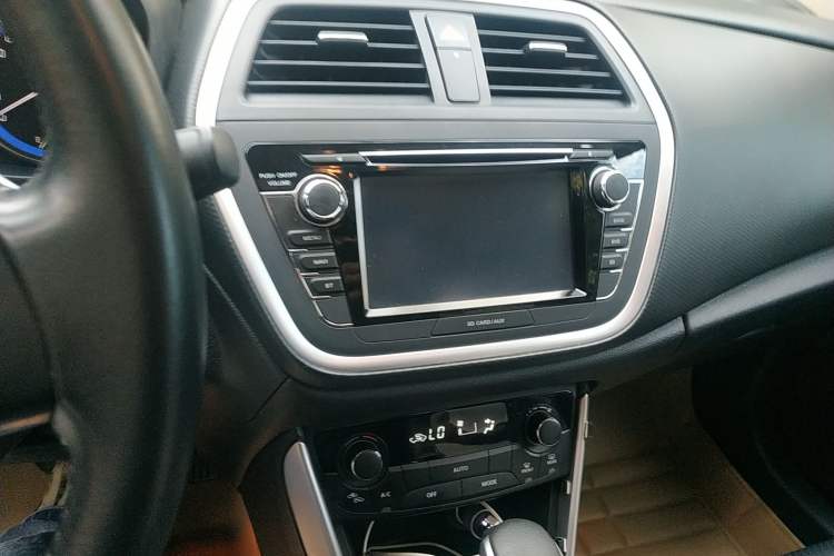 Used Suzuki S-Cross 2014 1.6L CVT Two-Wheel Drive Elite Version Audio And AC Panel