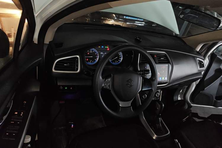 Used Suzuki S-Cross 2014 1.6L CVT Two-Wheel Drive Entry Model Center Console
