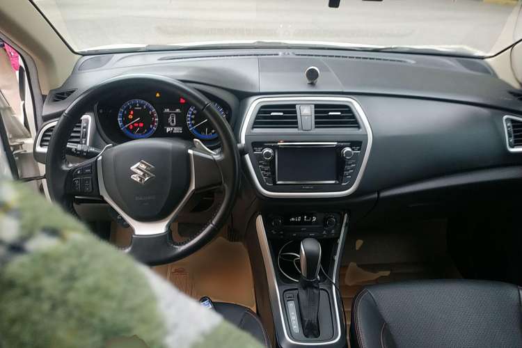 Used Suzuki S-Cross 2014 1.6L CVT Two-Wheel Drive Elite Version Center Console