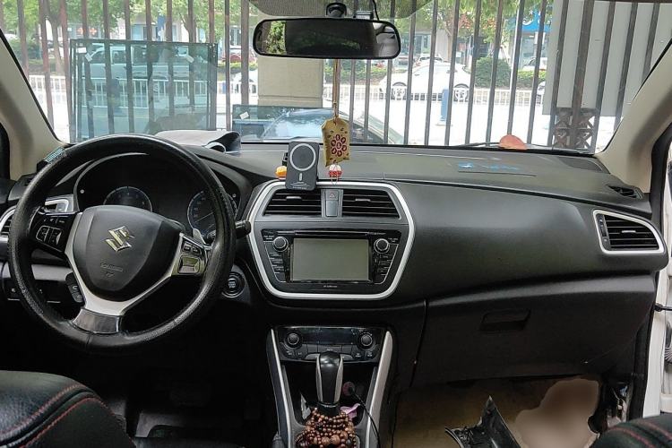 Used Suzuki S-Cross 2014 1.6L CVT Two-Wheel Drive Elite Version Center Console
