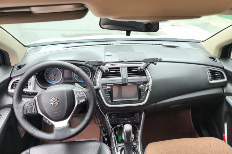 Used Suzuki S-Cross 2014 1.6L CVT Four-Wheel Drive Luxury Version Center Console