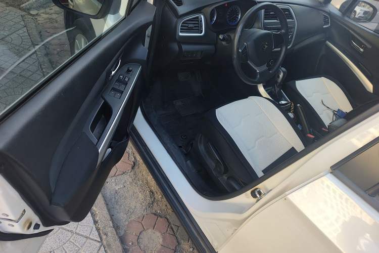 Used Suzuki S-Cross 2014 1.6L CVT Two-Wheel Drive Entry Model Driver Seat