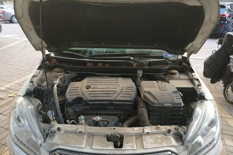 Used Suzuki S-Cross 2014 1.6L CVT Two-Wheel Drive Elite Version Engine Bay