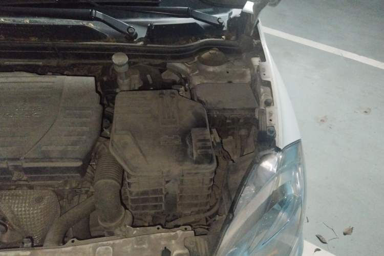 Used Suzuki S-Cross 2014 1.6L CVT Two-Wheel Drive Entry Model Engine Bay Left