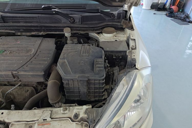 Used Suzuki S-Cross 2014 1.6L CVT Two-Wheel Drive Elite Version Engine Bay Left