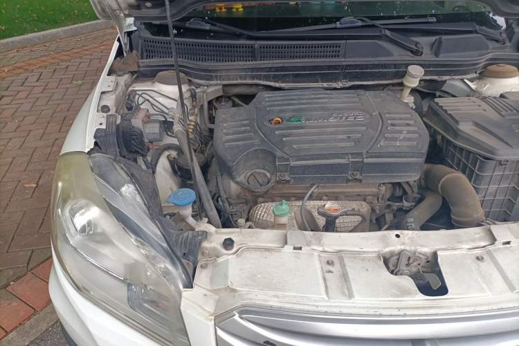 Used Suzuki S-Cross 2014 1.6L CVT Two-Wheel Drive Entry Model Engine Bay Right