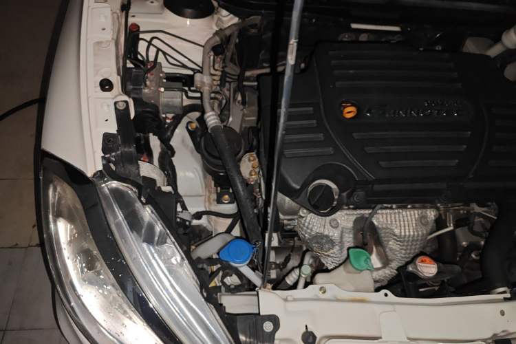 Used Suzuki S-Cross 2014 1.6L CVT Two-Wheel Drive Elite Version Engine Bay Right