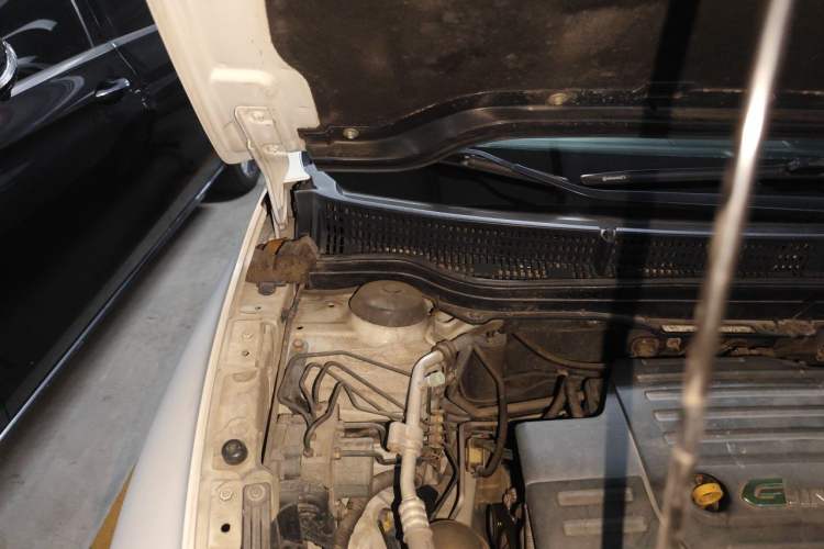 Used Suzuki S-Cross 2014 1.6L CVT Two-Wheel Drive Elite Version Engine Bay Right
