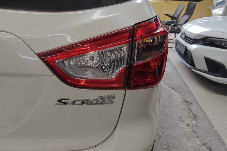 Used Suzuki S-Cross 2014 1.6L CVT Two-Wheel Drive Entry Model Exterior 3