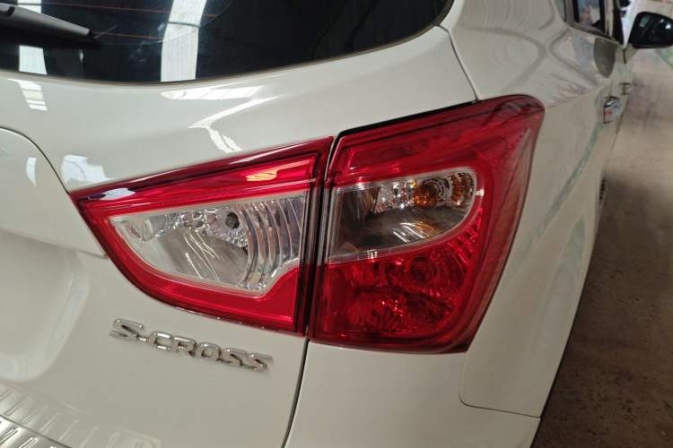 Used Suzuki S-Cross 2014 1.6L CVT Two-Wheel Drive Elite Version Exterior 6