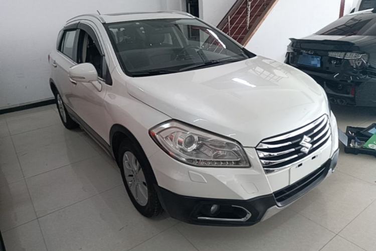 Used Suzuki S-Cross 2014 1.6L CVT Two-Wheel Drive Elite Version Front Right 45 Deg