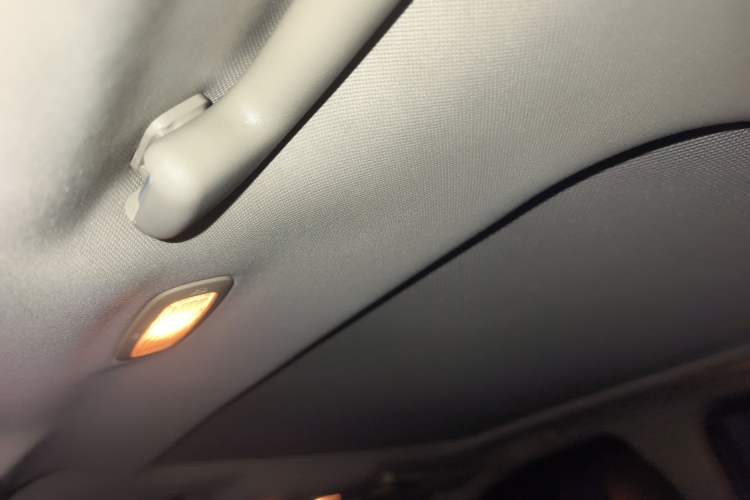 Used Suzuki S-Cross 2014 1.6L CVT Four-Wheel Drive Luxury Version Headliner
