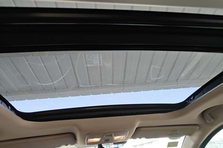 Used Suzuki S-Cross 2014 1.6L CVT Two-Wheel Drive Elite Version Headliner