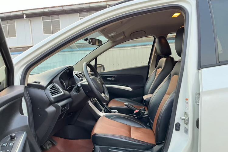 Used Suzuki S-Cross 2014 1.6L CVT Two-Wheel Drive Entry Model Interior 2