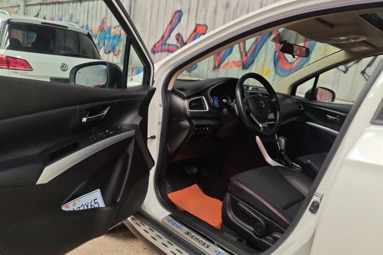Used Suzuki S-Cross 2014 1.6L CVT Two-Wheel Drive Elite Version Interior 3