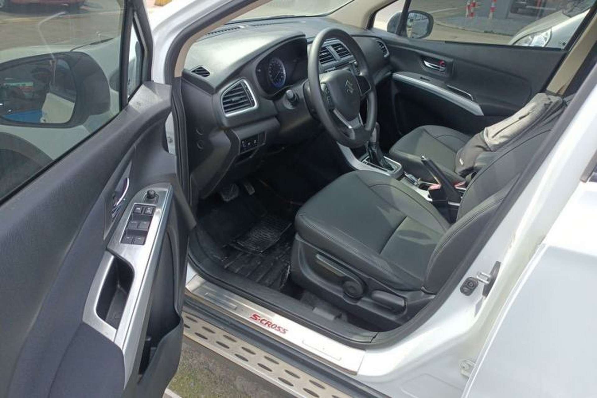 Used Suzuki S-Cross 2014 1.6L CVT Two-Wheel Drive Entry Model Interior 3
