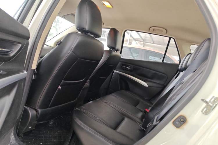 Used Suzuki S-Cross 2014 1.6L CVT Two-Wheel Drive Entry Model Interior 4