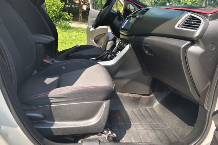 Used Suzuki S-Cross 2014 1.6L CVT Two-Wheel Drive Entry Model Interior 4