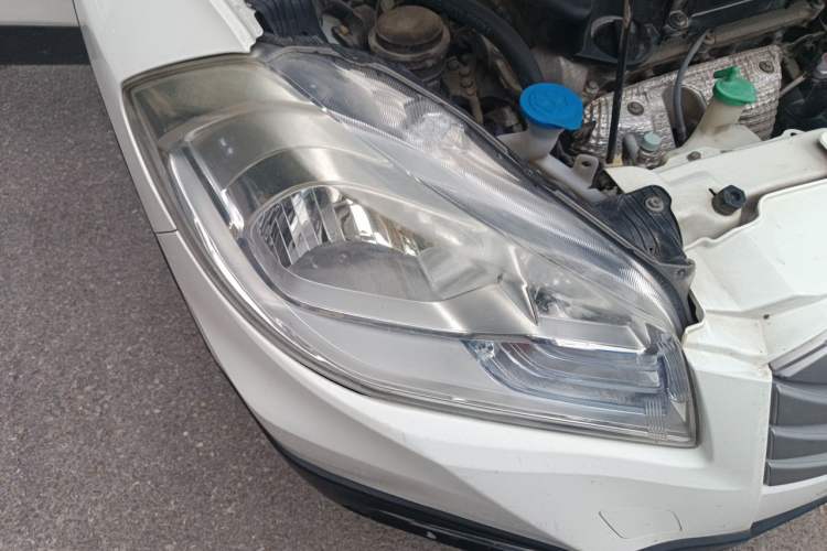 Used Suzuki S-Cross 2014 1.6L CVT Two-Wheel Drive Entry Model Right Front Headlight