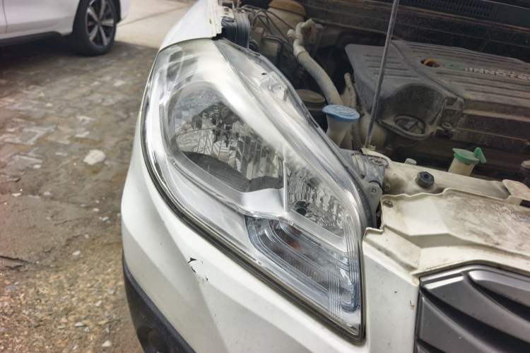 Used Suzuki S-Cross 2014 1.6L CVT Two-Wheel Drive Entry Model Right Front Headlight