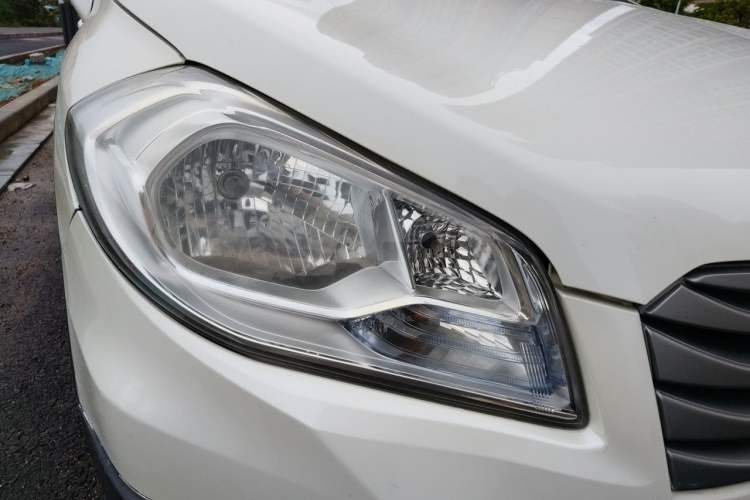Used Suzuki S-Cross 2014 1.6L CVT Two-Wheel Drive Entry Model Right Front Headlight