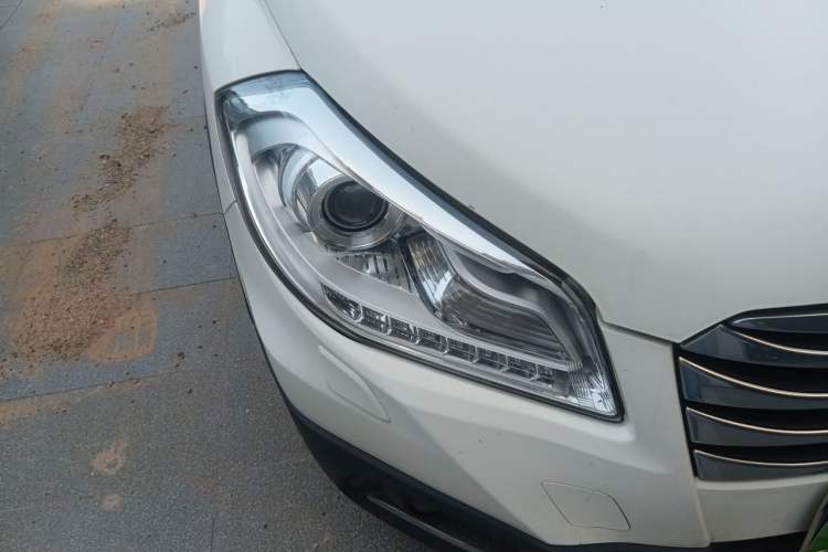 Used Suzuki S-Cross 2014 1.6L CVT Two-Wheel Drive Elite Version Right Front Headlight
