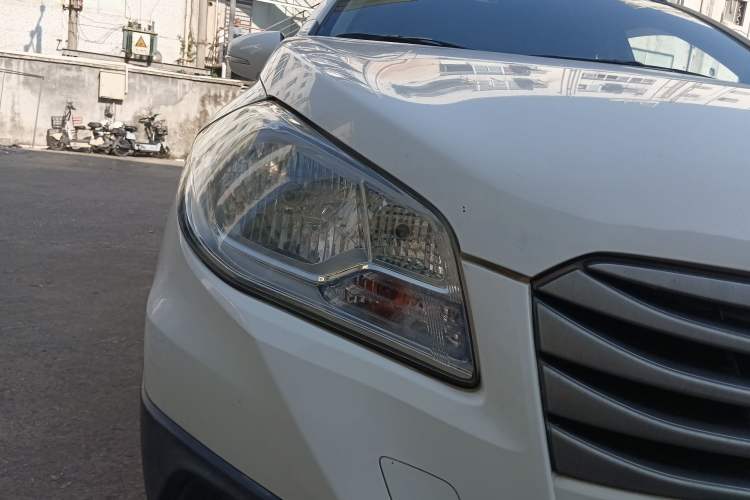 Used Suzuki S-Cross 2014 1.6L Manual Two-Wheel Drive Entry Model Right Front Headlight