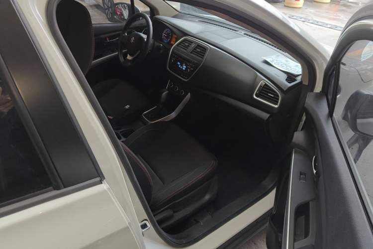 Used Suzuki S-Cross 2014 1.6L CVT Two-Wheel Drive Entry Model Right Front Seat