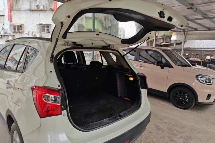 Used Suzuki S-Cross 2014 1.6L CVT Two-Wheel Drive Entry Model Trunk